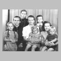 102-1001 Frau Teschner im Jahre 1947-48 mit ihren 6 eigenen Kindern und einem Enkelkind..jpg